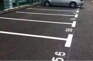 車(chē)子停在劃線的“停車(chē)位”上卻貼著違章停車(chē)罰單嗎？讓人不解？