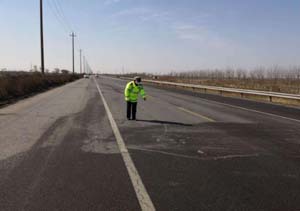 濱海新區(qū)民警深入查找在道路渠化、交通設(shè)施、交通標志等方面是否存在隱患？