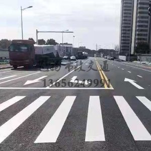 什么原因公路上的道路劃線一般都帶有反光膜？