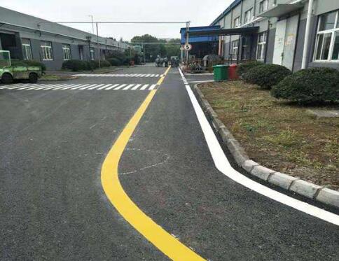 廠區(qū)道路劃線作用是什么，廠區(qū)道路劃線找誰？飛揚(yáng)市政口碑好
