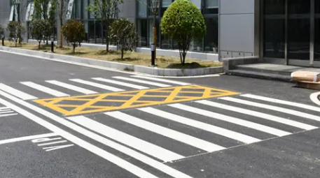 優(yōu)質(zhì)企業(yè)廠區(qū)道路劃線，高效安全的必備選擇！