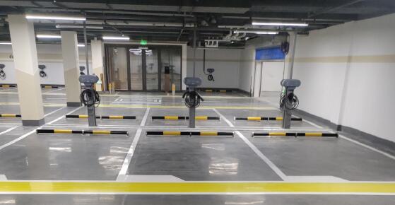 蘇州車位劃線，飛揚(yáng)專業(yè)施工團(tuán)隊(duì)