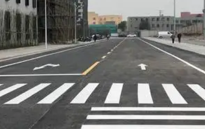 吳江廠區(qū)劃線劃線3分鐘后路面通車(chē)